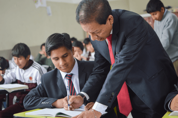 Estudiantes en el césped